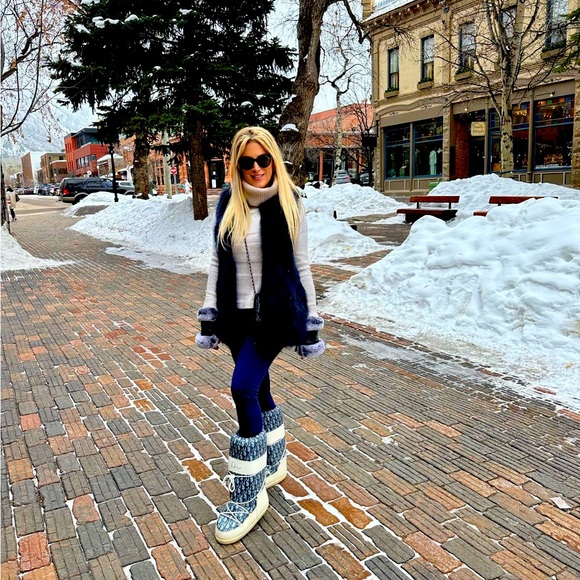 CHRISTIAN DIOR WHITE/DENIM BLUE/NAVY MOON BOOT SIZE RANGE 41-43 (I am a size 9) - Picture 2 of 7